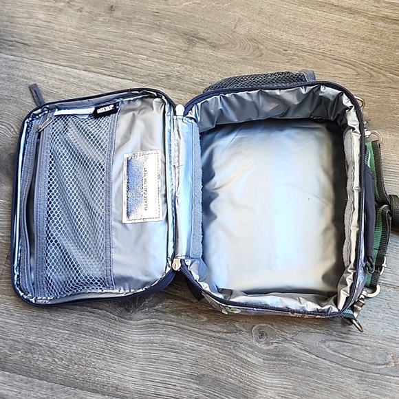 Pottery Barn Kids Baby Yoda Mandalorian insulated lunch box - Picture 3 of 4